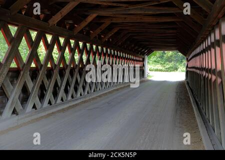 Vue intérieure du pont couvert Henry au-dessus de la rivière Walloomsac.Bennington.Vermont.USA Banque D'Images