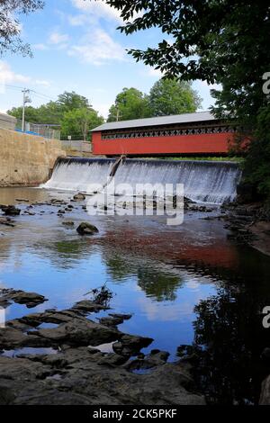 Paper Mill Village couvrait le pont au-dessus de la cascade avec la rivière Walloomsac en premier plan. Bennington.Vermont.États-Unis Banque D'Images