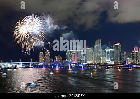 Miami, Floride - le 4 juillet 2019 - des feux d'artifice au-dessus des gratte-ciel de la ville de Miami se reflètent sur Biscayne Bay. Banque D'Images