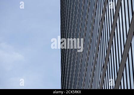Construction moderne en verre contre le ciel bleu. Banque D'Images