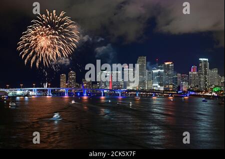 Miami, Floride - le 4 juillet 2019 - des feux d'artifice au-dessus des gratte-ciel de la ville de Miami se reflètent sur Biscayne Bay. Banque D'Images