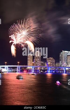 Miami, Floride - le 4 juillet 2019 - des feux d'artifice au-dessus des gratte-ciel de la ville de Miami se reflètent sur Biscayne Bay. Banque D'Images