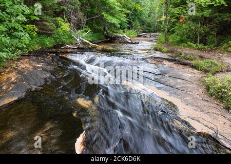 Cascade près de Chapel Beach dans Pictured Rocks National Lakeshore, Michigan, États-Unis Banque D'Images