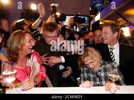 Guido Westerwelle (R), leader of the pro-business Free Democratic Party (FDP) celebrates at the FDP venue after the German general election (Bundestagswahl) in Berlin September 27, 2009. REUTERS/Thomas Peter  (GERMANY POLITICS ELECTIONS)