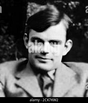 1940 ca., GRANDE-BRETAGNE : le mathématicien britannique ALAN Mathison TURING ( 1912 - 1954 ), inventeur de la machine de décodeur pour LE CODE ÉNIGME pendant la Seconde Guerre mondiale quand U-Boat nazi a bloqué la Grande-Bretagne . Photographe inconnu .- ORDINATEUR - HÉROS DE GUERRE - EROE DI GUERRA - MATEMATICO - MATEMATICA - INTELLIGENZA ARTIFICIALE - LGBT - VICTIME - GAY - HOMOSEXUEL - HOMOSEXUALITÉ - omosessuale - omosessualità - portrait - ritrato -- Archivio GBB Banque D'Images