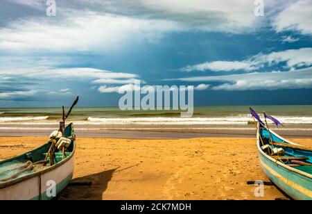 le littoral de la mer avec des bateaux et un ciel étonnant le matin à partir d'un angle plat image est prise à la plage gokarna karnataka inde. Banque D'Images