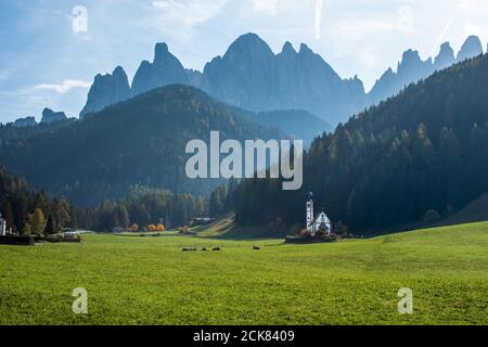 Chapelle Saint-Jean à Ranui, la Chiesetta di San Giovanni à Ranui, et Alpes Dolomites début automne, Tyrol du Sud, Italie. Banque D'Images