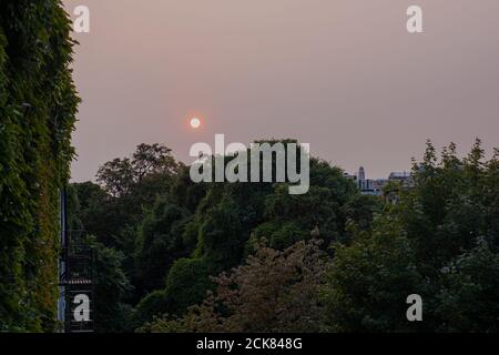 Coucher de soleil brumeux à New York créé par la fumée de la côte ouest des feux de forêt atteignant la côte est des États-Unis le 15 septembre 2020 à Brooklyn, NY. Banque D'Images