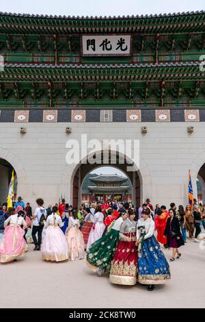 Touristes visitant la porte de Gwanghwamun au Palais Gyeongbokgung à Séoul Banque D'Images
