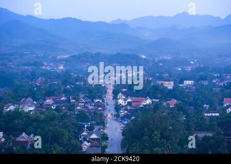 Vue aérienne de la ville antique de Luang Prabang au crépuscule, paysage tranquille du site du patrimoine mondial, au nord du Laos. Mise au point sélective. Banque D'Images
