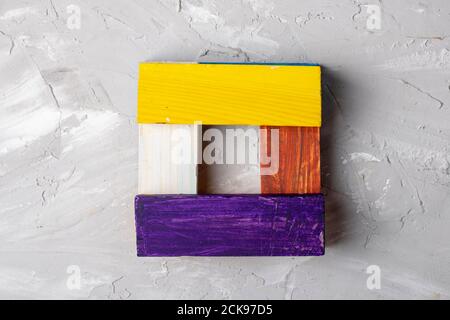 Blocs de bois colorés. Cubes pour l'éducation des enfants. Banque D'Images