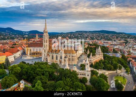 Budapest, Hongrie - vue aérienne de la célèbre église Matthias et du bastion des pêcheurs lors d'une matinée d'été ensoleillée avec des nuages Banque D'Images