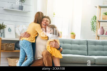 Famille heureuse et aimante. Papa et ses filles enfants filles jouant ensemble. Concept de fête des pères. Banque D'Images