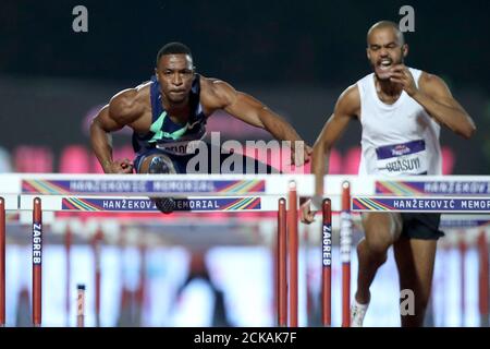 (200916) -- ZAGREB, le 16 septembre 2020 (Xinhua) -- Wilhem Belocian (L) de France et Michael Obasuyi de Belgique se disputent les 110 mètres haies des hommes au défi mondial de l'IAAF Zagreb-70e Mémorial Hanzekovic à Zagreb, Croatie, le 15 septembre 2020. (Igor Kralj/Pixsell via Xinhua) Banque D'Images