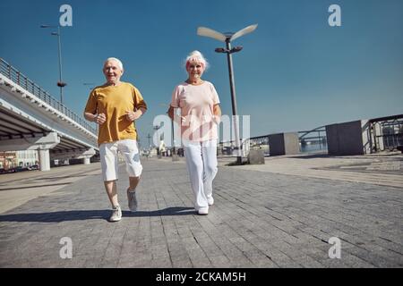 Les retraités sportifs qui travaillent sur la rive de la rivière Banque D'Images