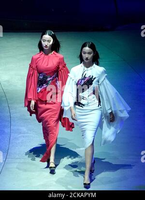 Pékin, Chine. 15 septembre 2020. Les modèles présentent des créations conçues par Zhang Zhaoda et sa fille Zhang Kaihui à l'ouverture de la semaine de la mode de Beijing à Beijing, capitale de la Chine, le 15 septembre 2020. Credit: Chen Jianli/Xinhua/Alay Live News Banque D'Images