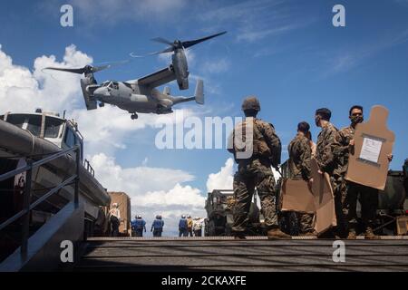 MER DES PHILIPPINES (sept 13, 2020) les Marines des États-Unis avec le bataillon de logistique de combat 31 et l'équipe de Bataillon Landing, 2e Bataillon, 4e Marines, 31e unité expéditionnaire maritime (UMM) tiennent des découpes de carton contenant des renseignements généraux comme un avion MV-22B Osprey Tiltrotor avec le Escadron de Tiltrotor de milieu marin 262 (renforcé), Le 31e MEU part lors d'opérations d'évacuation non combattantes, forer à bord du navire d'atterrissage USS Germantown (LSD 42). Germantown, qui fait partie de l'America Amphiobie Ready Group (ARG), 31e équipe de MEU, opère dans la zone d'opérations de la 7e flotte américaine pour améliorer l'interopérabilité Banque D'Images