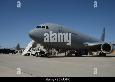 Une Pégase KC-46 de la U.S. Air Force de la 157e Escadre de ravitaillement en vol de la Garde nationale aérienne du New Hampshire arrive à la Garde nationale aérienne de Sioux City, Iowa, le 13 septembre 2020. Le KC-46 transporte des avions et du fret de la 185e Escadre de ravitaillement en vol de Sioux City dans le cadre d’un exercice d’entraînement à la mobilité pendant la fin de semaine d’entraînement de l’unité en septembre. Photo de la U.S. Air National Guard par le Sgt principal. Vincent de Groot Banque D'Images