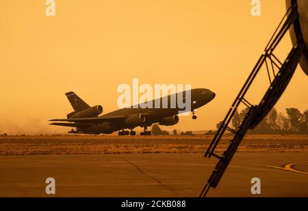 Un relais KC-10 part à la base aérienne de Travis, en Californie, le 9 septembre 2020. Les incendies de forêt à travers la Californie ont propulsé la fumée et les cendres dans la troposphère, ce qui a un impact sur la qualité de l'air. (É.-U. Photo de la Force aérienne par Heide Couch) Banque D'Images