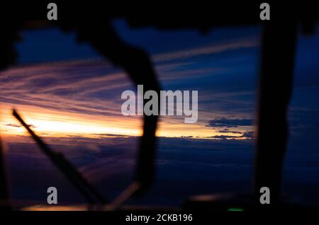 Des membres du 53e Escadron de reconnaissance météorologique se sont envolez dans l'ouragan Sally pour recueillir des données le 14 septembre 2020, dans le golfe du Mexique. Les chasseurs de l'ouragan traversent les systèmes tropicaux pour recueillir des données météorologiques qu'ils fournissent au Centre national des ouragans pour les mettre à jour. Banque D'Images