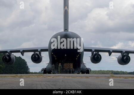 Les membres du 315e Escadron d'évacuation aéromédicale quittent un C-17 Globemaster III affecté à la base conjointe Charleston, Caroline du Sud, dans North Auxiliary Field, SC, le 11 septembre 2020 à l'appui de l'exercice Swamp Fox. Le marécage Fox, un exercice de commandement de la Réserve de la Force aérienne dirigé par le 315e vol d'intervention en cas de contingence, a entraîné les aviateurs à établir des capacités initiales dans les aérodromes austères. Le marécage Fox était composé de personnel d'exploitation et de transport aérien expérimenté pour coordonner et contrôler les actifs de mobilité aérienne. (É.-U. Photo de la Force aérienne par le Senior Airman Caleb Roland) Banque D'Images