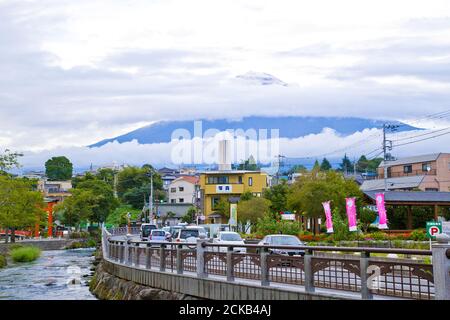 Vue de mt. Fuji et la rivière Kanda de Fujisan Hongu Sengen sanctuaire de Taisha dans la ville de Fujinomiya, Shizuoka. Banque D'Images