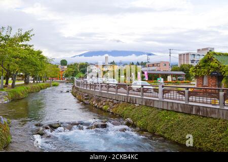 Vue de mt. Fuji et la rivière Kanda de Fujisan Hongu Sengen sanctuaire de Taisha dans la ville de Fujinomiya, Shizuoka. Banque D'Images