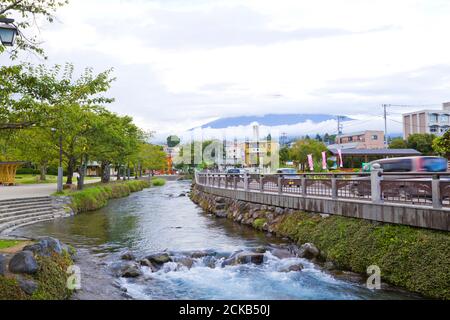 Vue de mt. Fuji et la rivière Kanda de Fujisan Hongu Sengen sanctuaire de Taisha dans la ville de Fujinomiya, Shizuoka. Banque D'Images