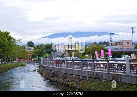 Vue de mt. Fuji et la rivière Kanda de Fujisan Hongu Sengen sanctuaire de Taisha dans la ville de Fujinomiya, Shizuoka. Banque D'Images