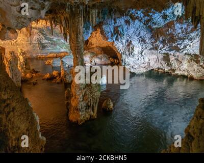 Alghero (Sardegna, Italie) - la Grotte de Neptune (Grotte di Nettuno en italien) est une grotte stalactite près de la ville d'Alghero, sur l'île de Sardaigne. Banque D'Images