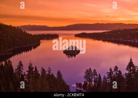 Emerald Bay au lac Tahoe en hiver, au lever du soleil, Californie, États-Unis Banque D'Images