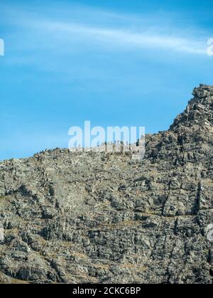 Une rangée de randonneurs de colline sur la ligne d'horizon de la crête de la montagne Black Cuillin près de Sgurr Alasdair au-dessus de Coire Lagan, île de Skye, Écosse, Royaume-Uni Banque D'Images