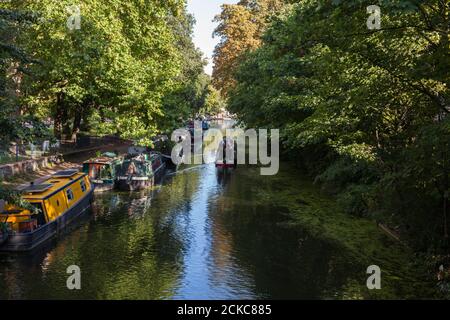 Canots sur le canal de Regents un après-midi ensoleillé à Londres, Angleterre, Royaume-Uni Banque D'Images