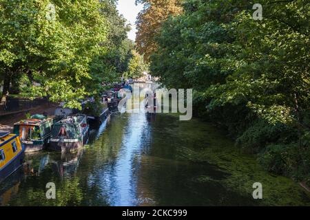 Canots sur le canal de Regents un après-midi ensoleillé à Londres, Angleterre, Royaume-Uni Banque D'Images