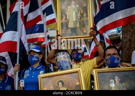Les monarchistes tiennent des images de la famille royale thaïe alors qu'ils mettent en scène un contre-rassemblement en prévision d'une manifestation contre le gouvernement au Monument de la démocratie à Bangkok, en Thaïlande, le dimanche 16 août 2020. Parmi les revendications des manifestants, on compte les appels à la réforme de la monarchie thaïlandaise. (Photo - Jack Taylor) Banque D'Images