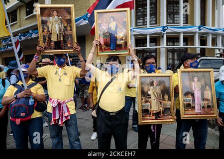 Les monarchistes tiennent des images de la famille royale thaïe alors qu'ils mettent en scène un contre-rassemblement en prévision d'une manifestation contre le gouvernement au Monument de la démocratie à Bangkok, en Thaïlande, le dimanche 16 août 2020. Parmi les revendications des manifestants, on compte les appels à la réforme de la monarchie thaïlandaise. (Photo - Jack Taylor) Banque D'Images