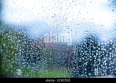 Gros plan des gouttes de pluie sur une fenêtre Banque D'Images