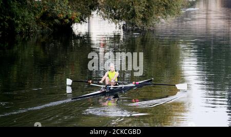 Un rameur voyage le long de la Tamise près de Maidenhead, Berkshire. Banque D'Images