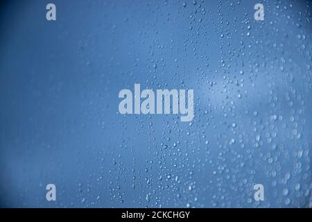 Gros plan des gouttes de pluie sur une fenêtre Banque D'Images