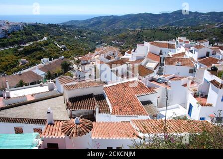 Vue sur les toits de la ville et la campagne environnante, Frigiliana, Espagne. Banque D'Images