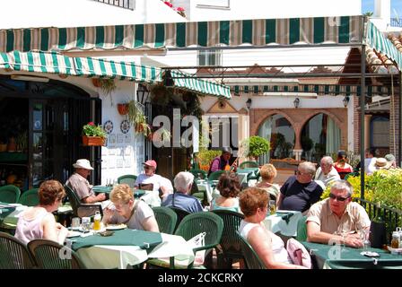 Les touristes se détendent dans un restaurant du centre du village, Mijas, Espagne. Banque D'Images