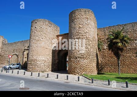 Vue sur la porte d'Almocabar dans la vieille ville historique, Ronda, la province de Malaga, Andalousie, Espagne, Europe. Banque D'Images