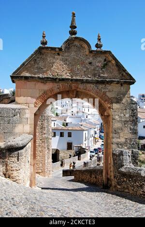 Vue à travers la pierre Philippe V en direction de la ville blanche, Ronda, Malaga province, Andalousie, Espagne, Europe. Banque D'Images