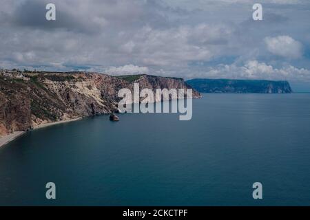 Belle vue depuis la falaise sur la mer bleue. Côte incroyable avec des falaises indépendantes dans la mer. Cap Fiolent, Crimée. Banque D'Images