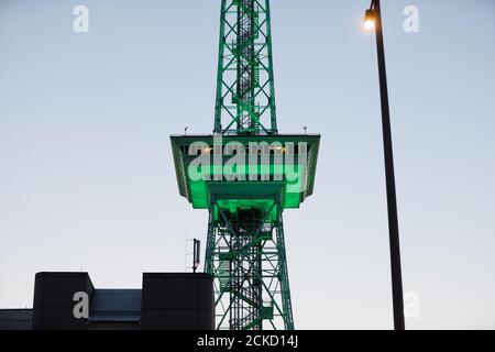 Tour de radio de Berlin illuminée de différentes couleurs dans le quartier de Charlottenburg lors du 'Festival des Lumières' en septembre 2020. Banque D'Images