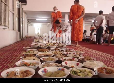 (200916) -- PHNOM PENH, 16 septembre 2020 (Xinhua) -- des aliments sont préparés pour les moines bouddhistes lors d'une pagode à Phnom Penh, au Cambodge, le 16 septembre 2020. Les bouddhistes du Cambodge ont commencé mercredi à célébrer le festival traditionnel de Pchum Ben, ou la Journée des ancêtres. (Photo de Phearum/Xinhua) Banque D'Images