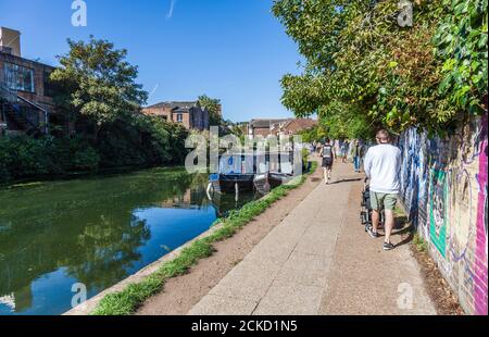 Les gens qui marchent le long du chemin de halage sur le canal de Regents in Londres, Angleterre, Royaume-Uni Banque D'Images