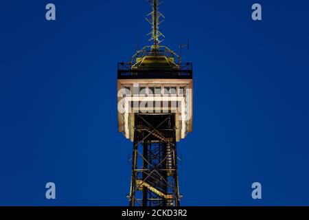 Tour de radio de Berlin illuminée de différentes couleurs dans le quartier de Charlottenburg lors du 'Festival des Lumières' en septembre 2020. Banque D'Images