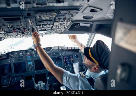 Avion avec pilote à bord se préparant à quitter l'aéroport Banque D'Images