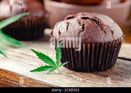 Cupcake avec de la marijuana. Muffins au chocolat avec de l'herbe de cannabis cbd. Médicaments de marijuana médicale dans le dessert alimentaire, ganja légalisation. Cuisson cuisson au four Banque D'Images